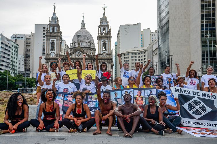 Rio de Janeiro - Mães e familiares de jovens negros mortos por policiais protestam contra a violência com ativistas da Anistia Internacional em frente à Igreja da Candelária (Fernando Frazão/Agência Brasil)